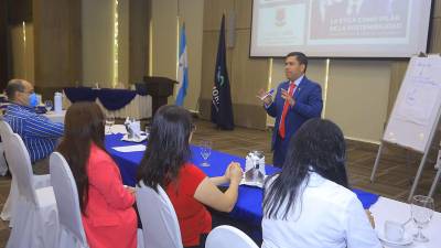 El doctor Hugo Cruz fue el encargado de impartir la charla impartida ayer en el Club Hondureño Árabe.