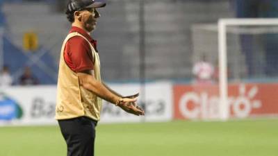 Pedro Troglio dando instrucciones durante el Olimpia vs Real España.