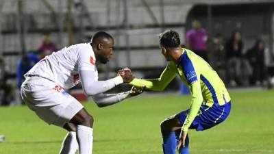 Yustin Arboleda mostró fair play en una acción ante el defensor Nelson Múñoz del Olancho FC.