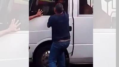 Uno de los buseros terminó con la camiseta desgarrada.