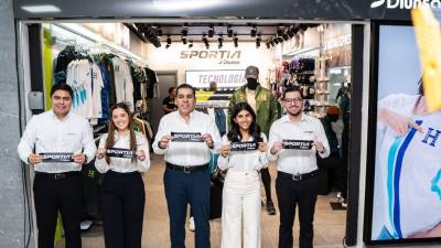 Sportia expande su presencia en Honduras con un nuevo concepto en el Aeropuerto Internacional Ramón Villeda Morales. La tienda reúne moda casual, tecnología y recuerdos de la Selección Nacional en un espacio diseñado para el viajero.