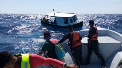 Los cuatro tripulantes fueron rescatados por la Fuerza Naval en las proximidades de Cayos Cochinos.