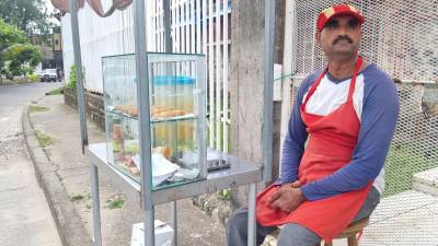 Tahir Nadeem ha sido bien recibido por los ceibeños quienes lo apoyan comprandole los pastelitos que vende en las afueras de su casa.