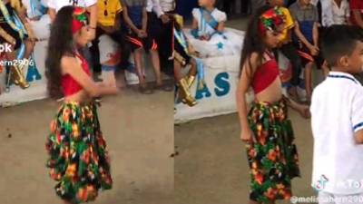 La niña baila con gran destreza la canción de Kazzabe.