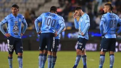 Jugadores de Pachuca lamentan la derrota ante Monterrey, durante un partido correspondiente a la jornada 11 del torneo Clausura 2023 de la Liga MX.