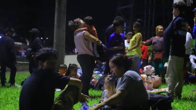 Migrantes hondureños salen en caravana desde la Terminal de buses de San Pedro Sula.