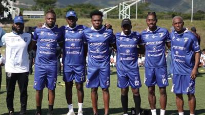Alberth Elis, Deiby Flores, Kevin Álvarez, Boniek García, Alenis Vargas, entre otros, formaron parte de la inauguración de la clínica deportiva en La Paz.