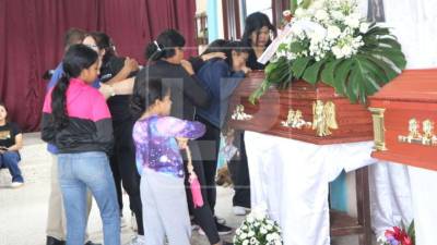 En medio del dolor que ha dejado el taccidente vial en la colonia Villa Nueva de Tegucigalpa, este martes 2 de junio son velados los cuerpos de Evelin Yasmín Irías Hernández y Denia Marisol Ramírez Ortiz, dos de las víctimas mortales de la tragedia.