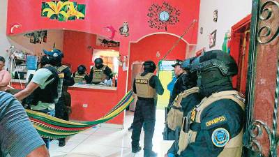 <b><span class=mln_uppercase_mln>Zona.</span></b> Equipos de la Dipampco y Ministerio Público allanaronuna vivienda en Choluteca, donde capturaron a dos personas.