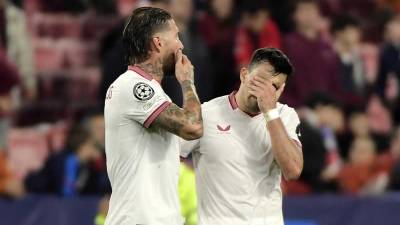 Sergio Ramos y Marcos Acuña se lamentan por la eliminación del Sevilla en la Champions League.