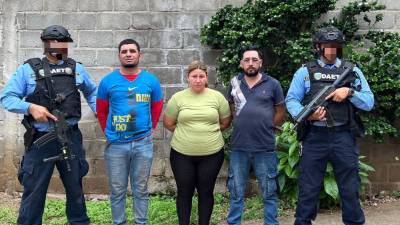 Los tres detenidos por agentes de la División Anti Extorsión y Asociaciones Terroristas (DAET).