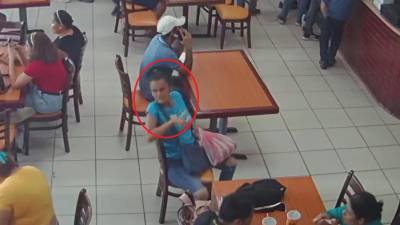 VIDEO: Mujeres le roban todo a pareja en restaurante de San Pedro Sula