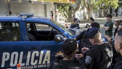 La Policía de Rosario inspecciona el negocio de los suegros de Messi tras ser baleado por narcos.