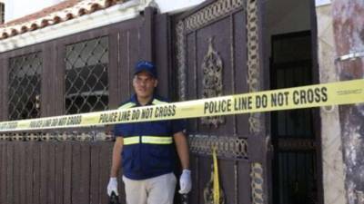 Las autoridades investigan la muerte de Zeneida Socorro Castillo, de 60 años, esposa del merenguero Julián Oro Duro, quien fue encontrada sin vida en el interior de su residencia, ubicada en el sector Brisa Oriental VI, en Santo Domingo Este.