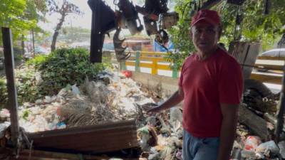 Don Santos Novoa espera por ayuda, pues su casa se inundó de basura y agua. Perdió todo su material de trabajo en el taller donde hacía labores de soldadura.