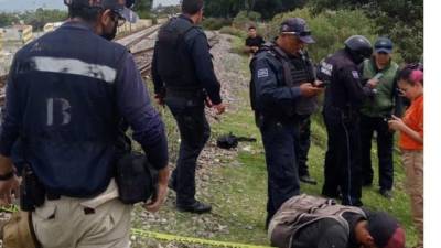 Kevin, el cuñado de Josué, llora en el lugar donde su compañero de viaje murió.