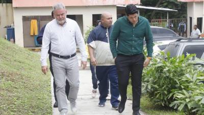 Alcalde Roberto Contreras llega al Ministerio Público con una comitiva municipal del cuerpo legal a denunciar al juez José Francisco Ewens.