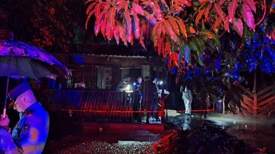 La Policía Nacional y Medicina Forense en el lugar del crimen.