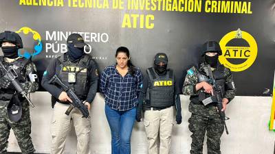 <b><span class=mln_uppercase_mln>Escoltada.</span></b> Diana Gisell Zelaya Banegas fue detenida ayer.