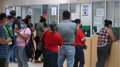 En Honduras, el Instituto Hondureño de Seguridad Social (IHSS) ofrece servicios integrales de salud que incluyen consulta médica, hospitalización, cirugías, laboratorio clínico y suministro de medicamentos. Además, brinda cobertura por riesgos laborales, pensiones por invalidez, vejez y sobrevivencia, así como protección en maternidad.