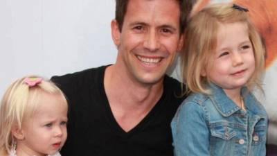 El actor Christian Oliver y sus 2 hijas.