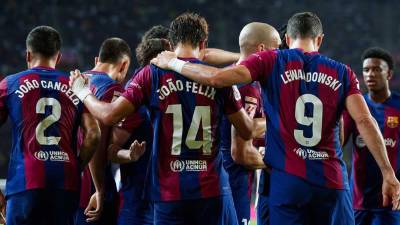 Joao Félix y Robert Lewandowski celebrando con sus compañeros el 1-0 del Barcelona.