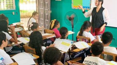 Alumnos reciben clases en uno de los centros educativos del departamento de Atlántida.