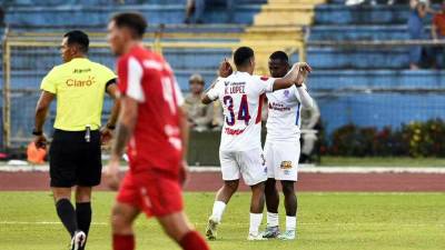 Los goleadores del partido para el Olimpia, Kevin López y Edwin Solani Solano, ante la Real Sociedad.