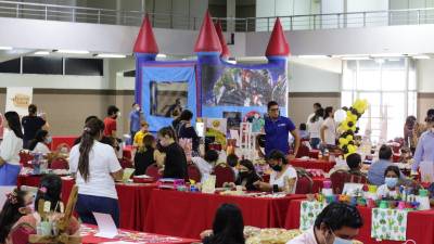 Los padres emprendedores acompañan a sus hijos en la exposición y venta de sus creaciones.