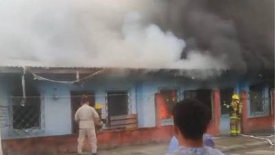 Momentos del incendio en cuartería en Choloma, Cortés.