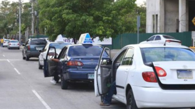 Taxis VIP estacionados.