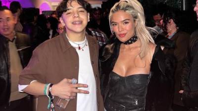 Los cantantes Karol G y Xavi.