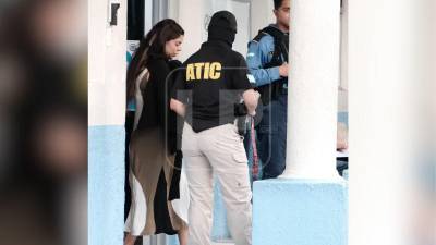 La fiscal Sofía Medina era investigada tras presuntas irregularidades en casos a los que estuvo asignada. En la fotografía, Medina ingresa a la primera estación policial de San Pedro Sula.