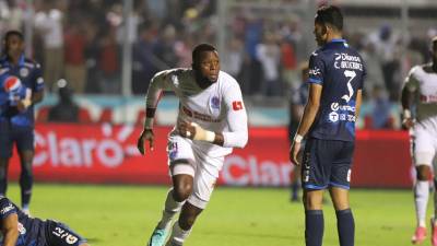 Yustin Arboleda se apresta a celebrar su gol ante el lamento de los jugadores del Motagua.