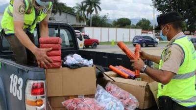 Agentes de la Policía Municipal decomisan pólvora en San Pedro Sula en una fotografía de archivo.