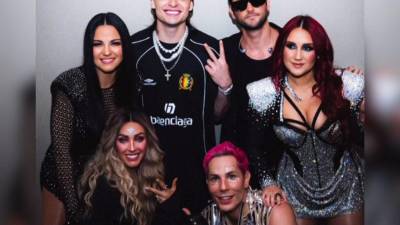 Peso pluma junto a los integrantes de RBD.