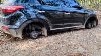 Vista del vehículo sin llantas.