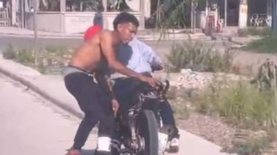 Personas que transitaban por la zona grabaron a los supuestos ladrones cuando huían en la motocicleta.
