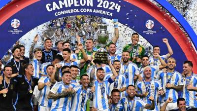 Lionel Messi levantando el trofeo de campeón de la Copa América 2024.