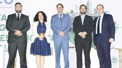 Participación activa de los asistentes durante las ponencias del Foro Nacional de Infraestructura Sostenible, un espacio que abordó los retos y oportunidades en la planificación de infraestructuras resilientes y sostenibles.