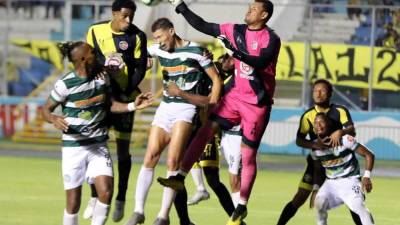 Juticalpa FC y Génesis no pasaron del empate 0-0 en el primer partido de la Finalísima en el estadio Nacional Chelato Uclés.
