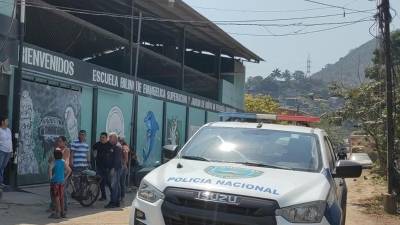 En la acera de esta escuela de Chamelecón murió Mario Rolando Méndez Cruz.