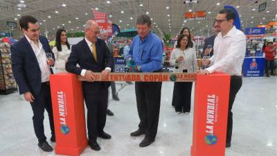 Kenny Yuja y el alcalde José Vicente León encabezaron el tradicional corte de tabla, con el que La Mundial abrió sus puertas en La Entrada, Copán.