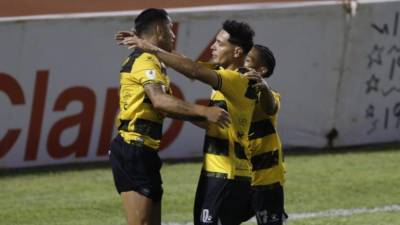 Jim Morrison celebrando su gol de cabeza con el volante Benavídez.