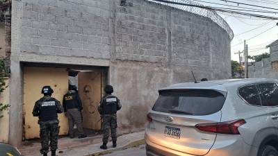 Policías militares y agentes de la DLCN en uno de los allanamientos.