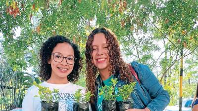 Dos voluntarias durante una jornada de reforestación.