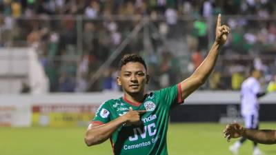 Alexy Vega celebrando su gol que ha dado la ventaja al Marathón ante el Génesis.