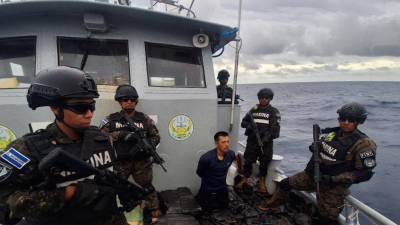 Policia Militar de El Salvador incauta toneladas de cocaína.