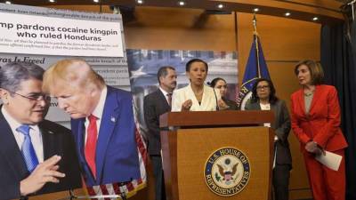 Un grupo de congresistas demócratas expresó este jueves su rechazo al indulto otorgado por el presidente Donald Trump al expresidente de Honduras, Juan Orlando Hernández, condenado en Estados Unidos a 45 años de prisión por narcotráfico.