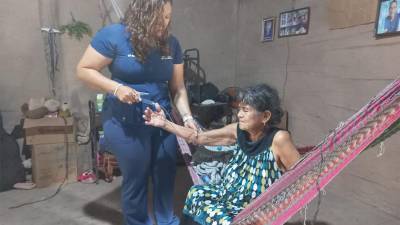 El equipo médico del programa realiza visitas, brindando atención integral a familias necesitadas.